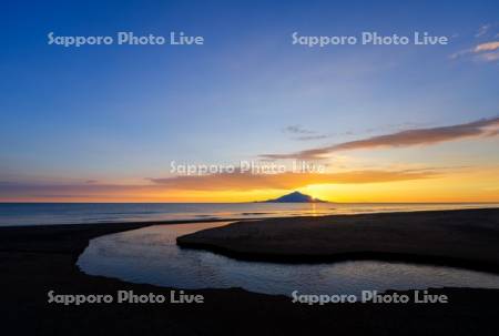 小川と利尻島の夕日