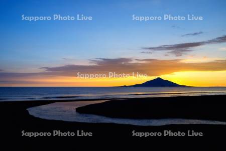 小川と利尻島の夕景