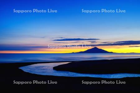 小川と利尻島の夕景