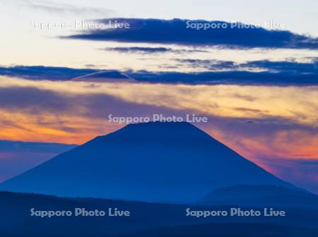 夕焼けの羊蹄山