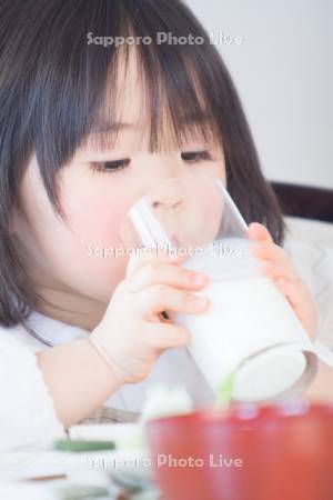 牛乳を飲む女の子