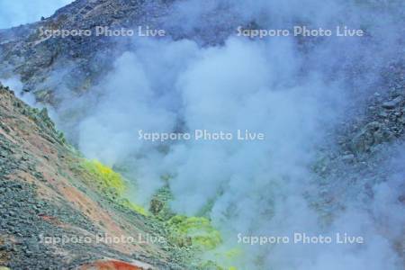 硫黄山の噴火口