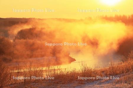 釧路川の気嵐と朝日