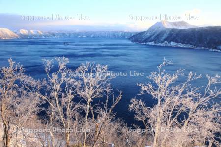 摩周湖と霧氷の朝