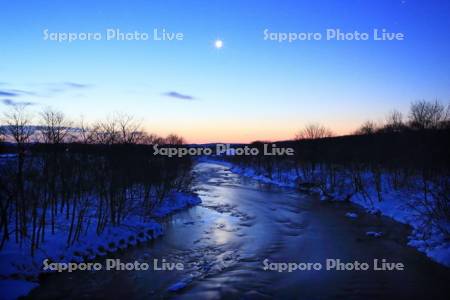 残月と釧路川