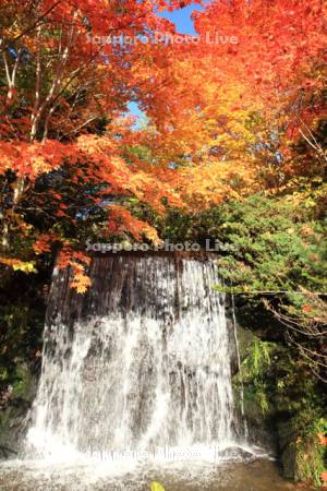 阿寒湖畔の紅葉と滝