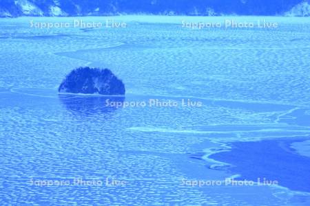 結氷の湖面とカムイッシュ島