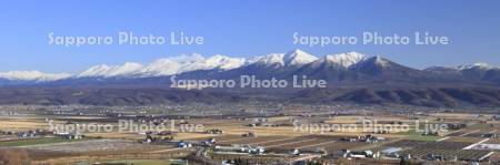 富良野盆地と十勝岳連峰