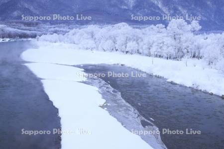 霧氷の空知川