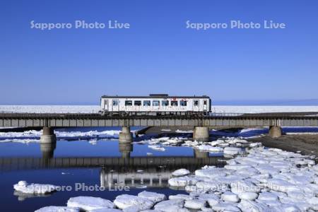 列車と流氷