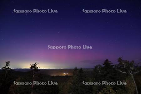 オーロラと旭川の夜景