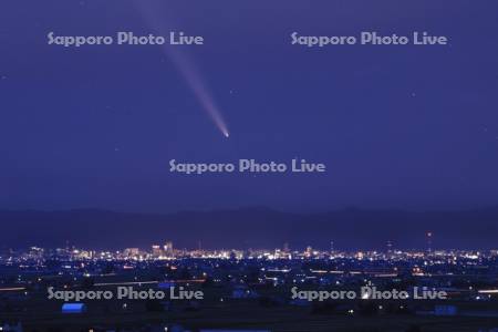 アトラス彗星と旭川の夜景