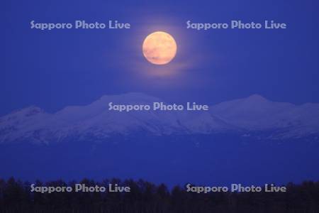 満月と大雪山　ビーバームーン