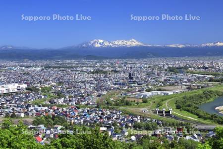 旭川市街地と大雪山遠望