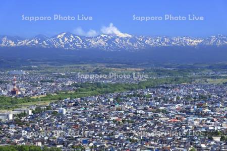 旭川市街地と大雪山遠望