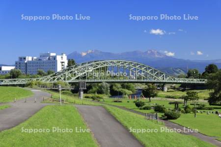 旭橋と旭岳と石狩川