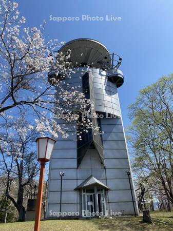 桜とスペースカリヨン　東明公園