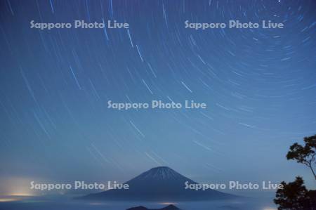 星空と羊蹄山