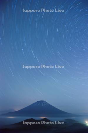 星空と羊蹄山