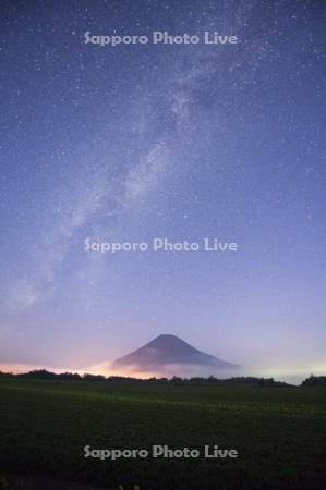 天の川と羊蹄山