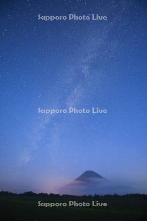 天の川と羊蹄山