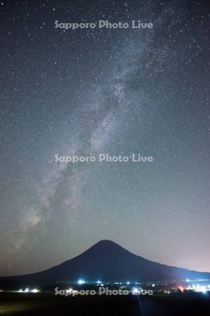 天の川と羊蹄山