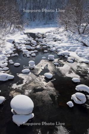 雪饅頭の尻別川