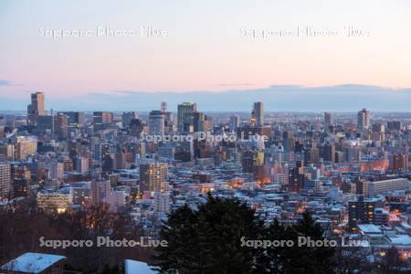 日の出前の札幌市街展望