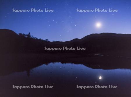 神仙沼湿原の星空と月