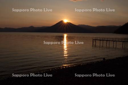 支笏湖と夕日　恵庭岳