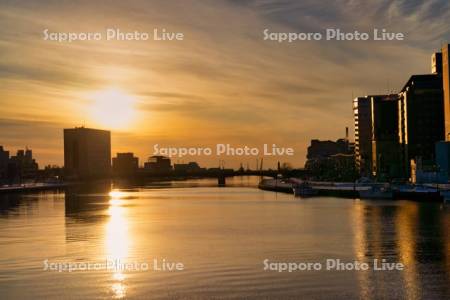 釧路川の夕陽と幣舞橋