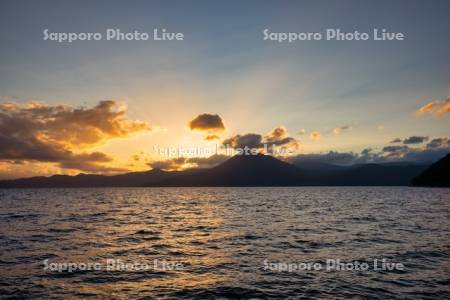 支笏湖と夕日