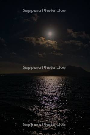 月明かりの支笏湖