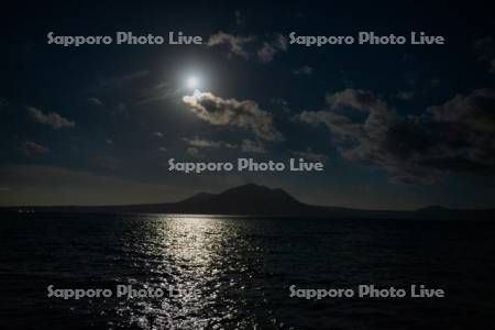 月の光と支笏湖