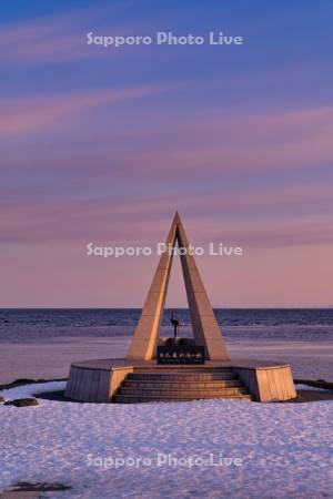 宗谷岬　日本最北端の地の碑と朝焼け