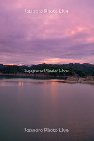 朝焼けのシューパロ湖