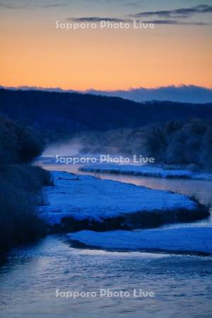 夜明けの雪裡川