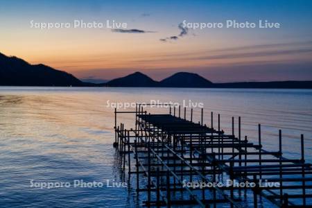 朝焼けの支笏湖と桟橋