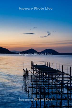 朝焼けの支笏湖と桟橋