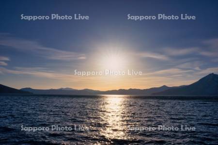 夕日と支笏湖