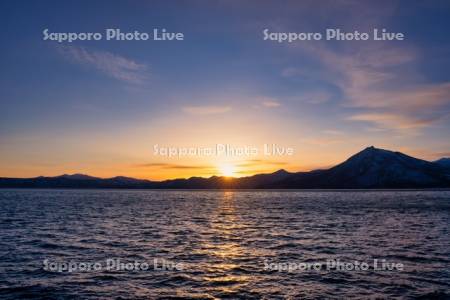 夕日と支笏湖