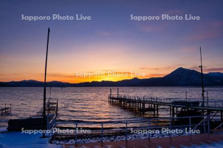夕焼けの支笏湖と桟橋
