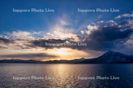 支笏湖と夕陽