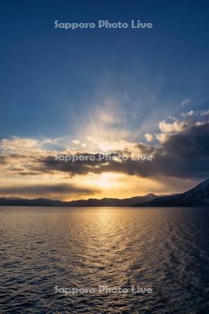 支笏湖と夕陽