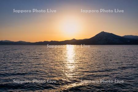支笏湖と恵庭岳の夕陽