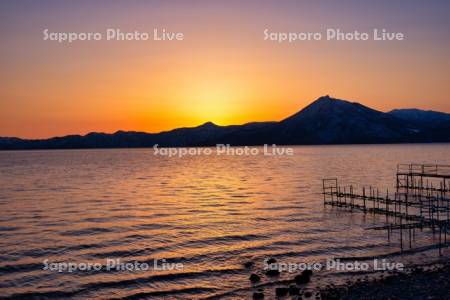 支笏湖と恵庭岳の夕陽
