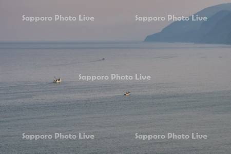 日本海の朝の漁船