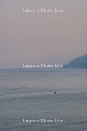 日本海の朝の漁船