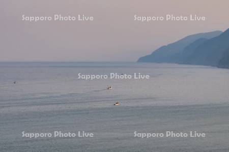 日本海の朝の漁船