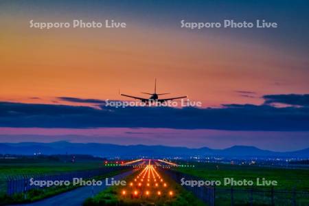 旭川空港と飛行機夕景